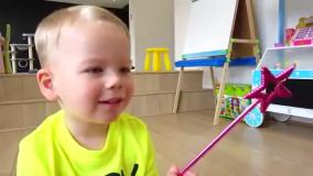 کارتون جدید گابی و الکس وانمود می کنند که با اسباب بازی های غذایی شیک بازی می کن