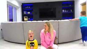 گابی و الکس در زمان بازی با بادکنک‌ها و مامان