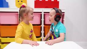 گابی و الکس در حال بازی پنهان و جستجو با مادر - ویدیوی کریسمس برای بچه ها