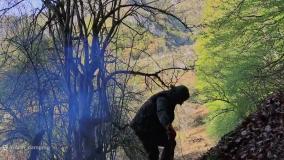 کمپینگ در غار سنگی و پختن سمبوسه گوشت و سبزیجات روی هیزم