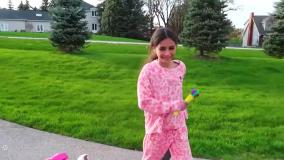 اسباب بازی کودکانه/هایدی و زیدان با بادکنک بازی می کنند و سوار ماشین می شوند