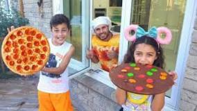 هایدی و زیدان - درست کردن پیتزاهای بزرگ در آشپزخانه عروسکی