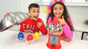 هایدی و زیدان با دستگاه آدامس حبابی برای کودکان بازی می کنند