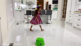 ما به دنبال یک گربه هستیم! هایدی و زیدان با اسباب بازی ها بازی می کنند