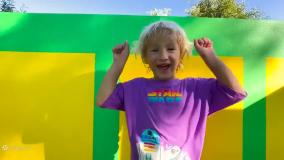 کاتیا و دیما در بزرگ‌ترین خانه جهشی برای کودکان در جهان