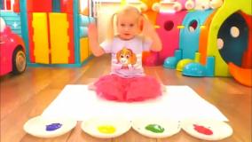 بانوان کودک - کاتیا و دیما خانه اسباب بازی را می شویند و به زمین بازی می روند