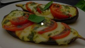 بادمجان گراتن شده با گوجه و موزارلا در سرخ‌کن هوایی
