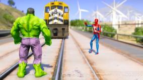 متوقف کردن قطار توسط هالک و مرد عنکبوتی ، هالک به کمک مرد عنکبوتی میرود