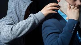   لحظه به لحظه سرقت آیفون ۱۶ پرومکس یک پسر جوان؛ خونسردی سارقین توسط دوربین‌ها ثبت شد!