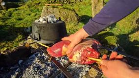 استیک در ساندویچ پنیر کبابی! تجربه‌ای فوق‌العاده از آشپزی در فضای باز