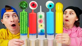 چالش غذای خنده دار خوردن خوراکی رنگین کمانی | چالش خوراکی دو نفره بانوان سرگرمی