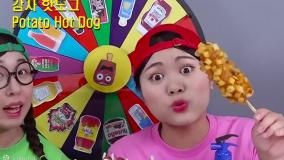 چالش غذای خنده دار گردونه شانس سس | چالش خوراکی دو نفره بانوان سرگرمی