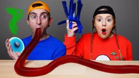 چالش غذای خنده دار خوردن مارشملوهای رنگی | چالش خوراکی دو نفره بانوان سرگرمی