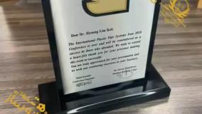 تندیس پلکسی با پلاک استیل نقره ای خشدار | ساخت و سفارش در نشانه ساز