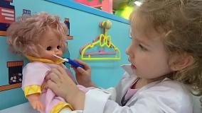 بازی کودک با عروسک ها در تم پارک های مشاغل کودکان