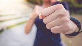 کتک‌کاری وحشیانه وسط خیابان؛ پسر جوان راهی بیمارستان شد!