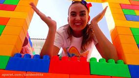 ولاد و نیکی با اسباب بازی خانه سازی بازی می کنند