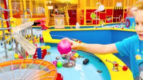 مامان به ولاد و نیکی کمک می کند تا یک خانه بازی کودکان بسازند