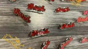 بج سینه برنجی تک رنگ دوربرش سوزنی | سفارش و ساخت در نشانه ساز