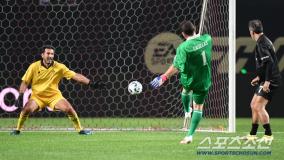 گل تماشایی جانلوئیجی بوفون به ایکر کاسیاس در دیداری دوستانه