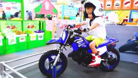 ولاد و نیکی جدید | ولاد و مامان در مرکز بازی کودکان بازی می کنند