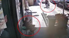   لحظه دلهره‌آور تلاش مرد جوان برای ربودن کودک ۹ ساله؛ فروشنده با مشت‌های سهمگین از خجالت کودک‌ربا در آمد!