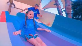 ناستیا و بابایی - برنامه کودک ناستیا - بازی روی سرسره آبی - ناستیا و استیسی