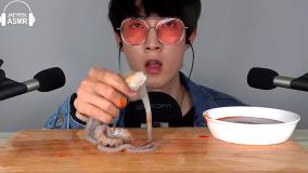 چالش فود اسمر - خوردن اختاپوس زنده