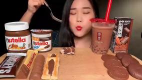 چالش فود اسمر خوردن چیزای شکلاتی