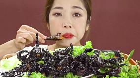 چالش فود اسمر | خوردن عقرب سياه سرخ شده