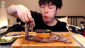 چالش فود اسمر - خوردن هشت پاي زنده