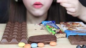 چالش فود اسمر - خوردن شكلات و بستني