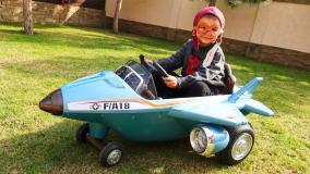 ماشین بازی کودکانه - بازی پسربچه با اسباب بازی ماشین و هواپیما