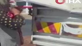 سرقت یک زن با دو فرزندش از کامیون پشت چراغ قرمز مقابل دوربین!