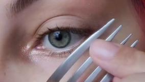 خط چشم کشیدن با چنگال