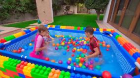 برنامه کودک سرگرمی - بازی کودکانه - بازی با توپ های رنگی