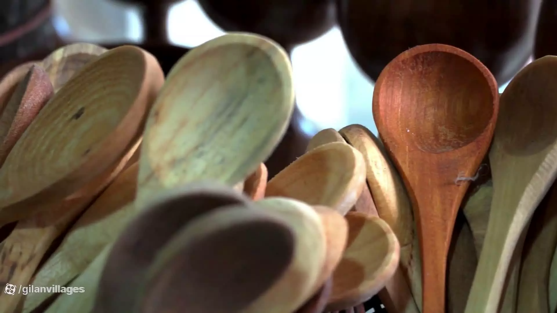 روستای گردشگری شالما و جوانی که با هنر دستان خود، به چوب مرده، روح میبخشد.