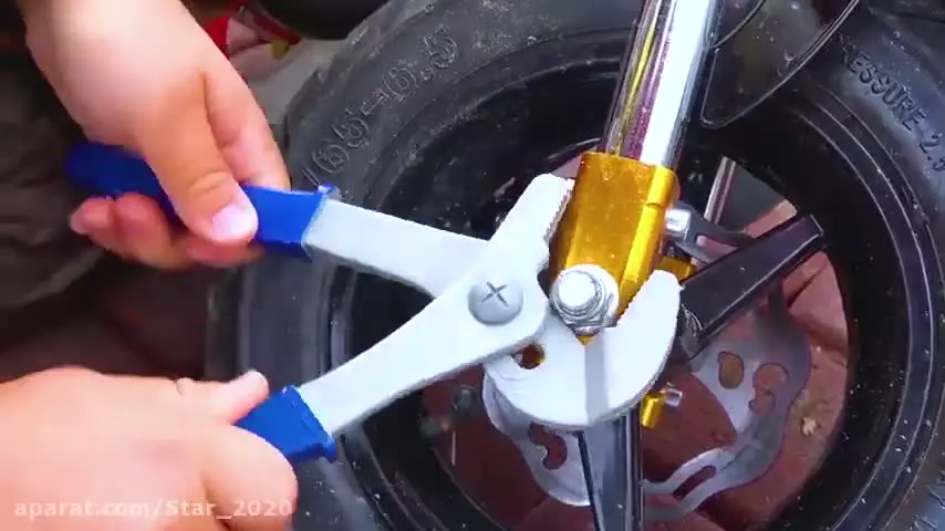 سنیا موتور سیکلت سواری میکند | برنامه کودک پسرانه