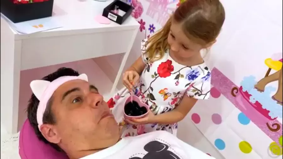 برنامه کودک ناستیا و بابایی | بابا به آرایشگاه میرود