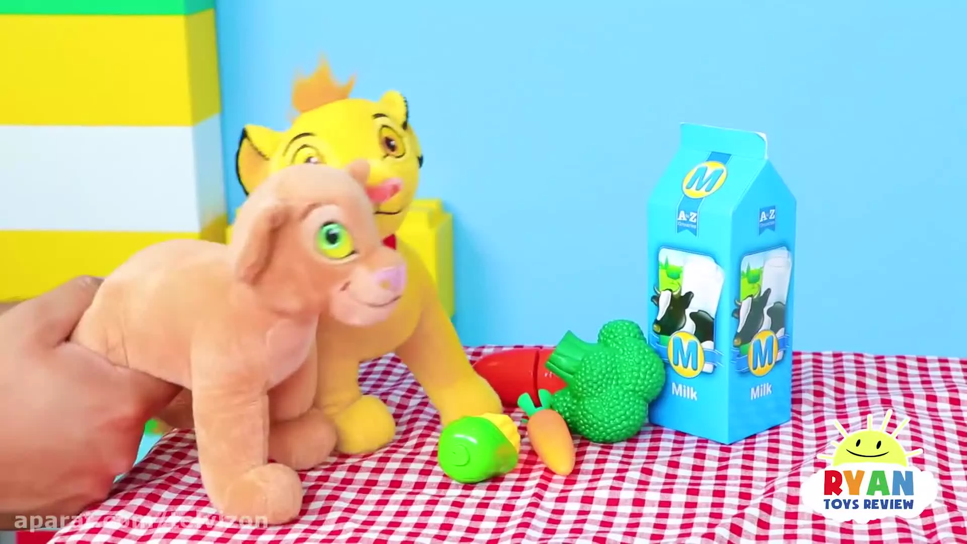 بازی با عروسک های شیر و دایناسور | دنیای رایان (قسمت 1445)