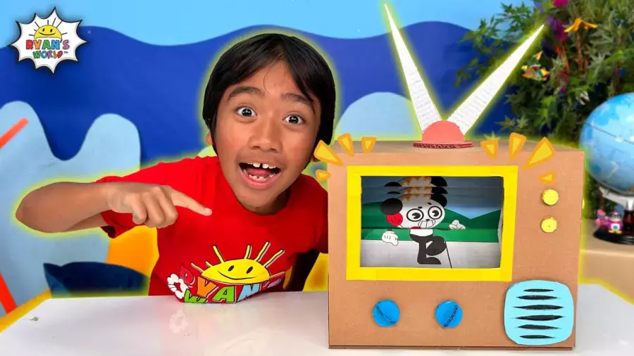 درست کردن کاردستی تلویزیون و نمایش انیمیشن در خانه  | دنیای رایان (قسمت 2469)