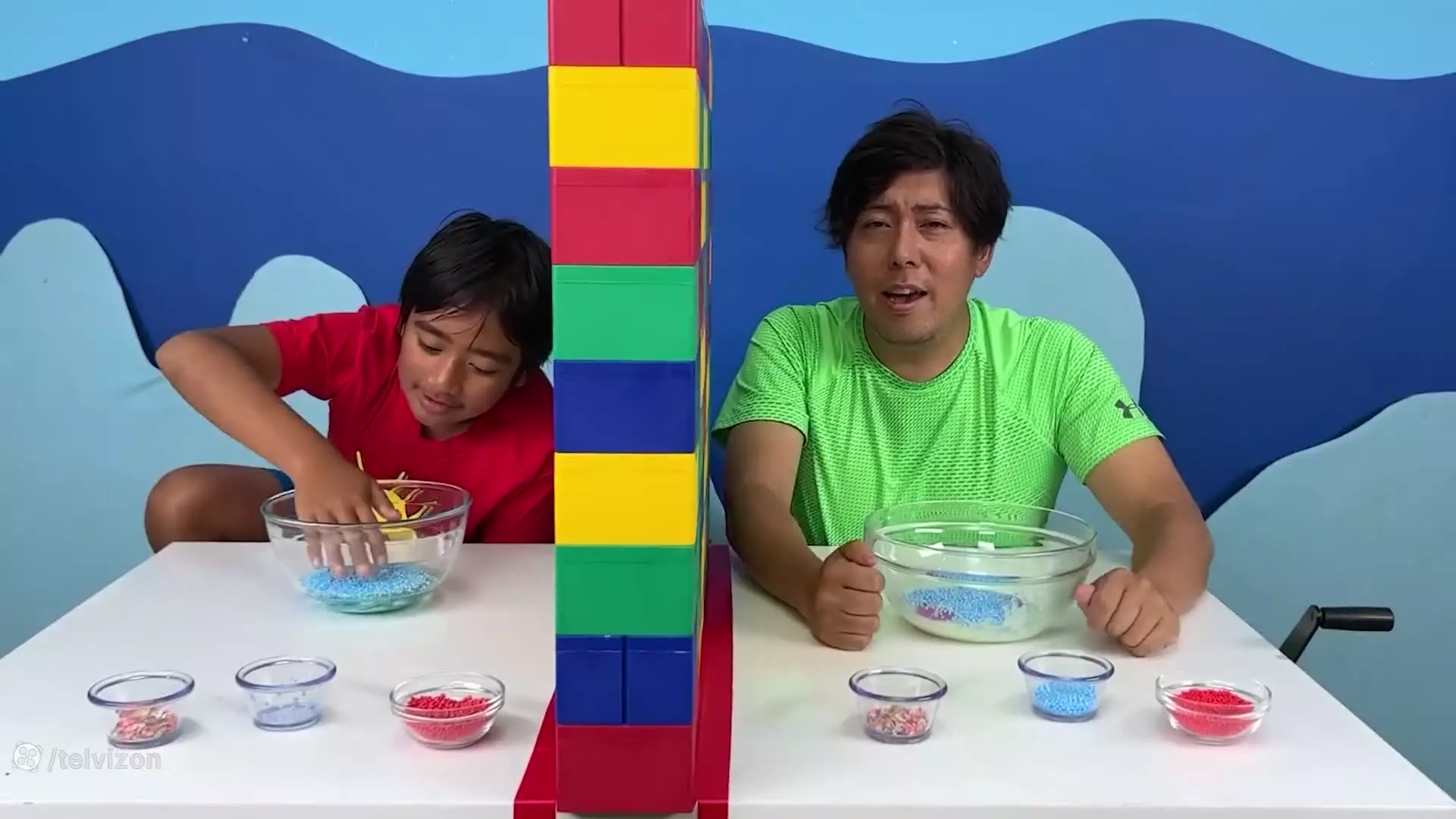 چالش اسلایم به صورت تلپاتی با بابا  | دنیای رایان (قسمت 2459)