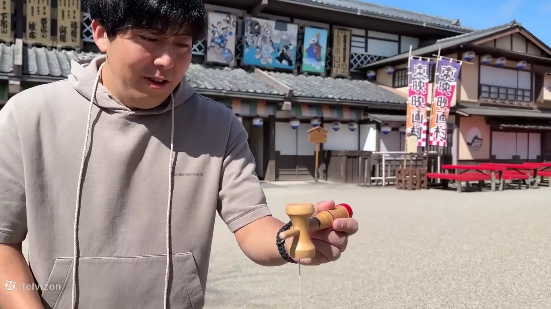 رایان به همراه خانواده در موزه هنری  | دنیای رایان (قسمت 2483)