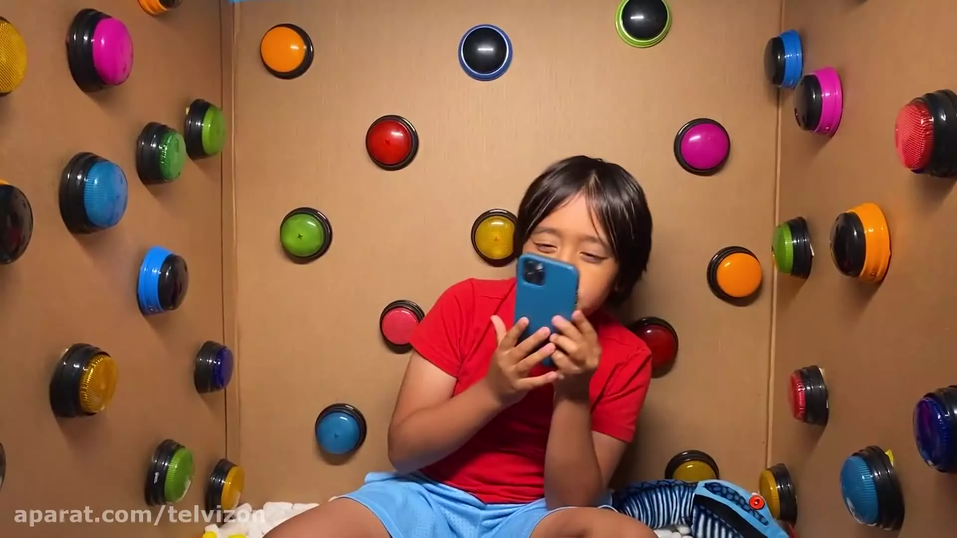 فرار رایان از اتاقی با 100 دکمه | دنیای رایان (قسمت 2048)