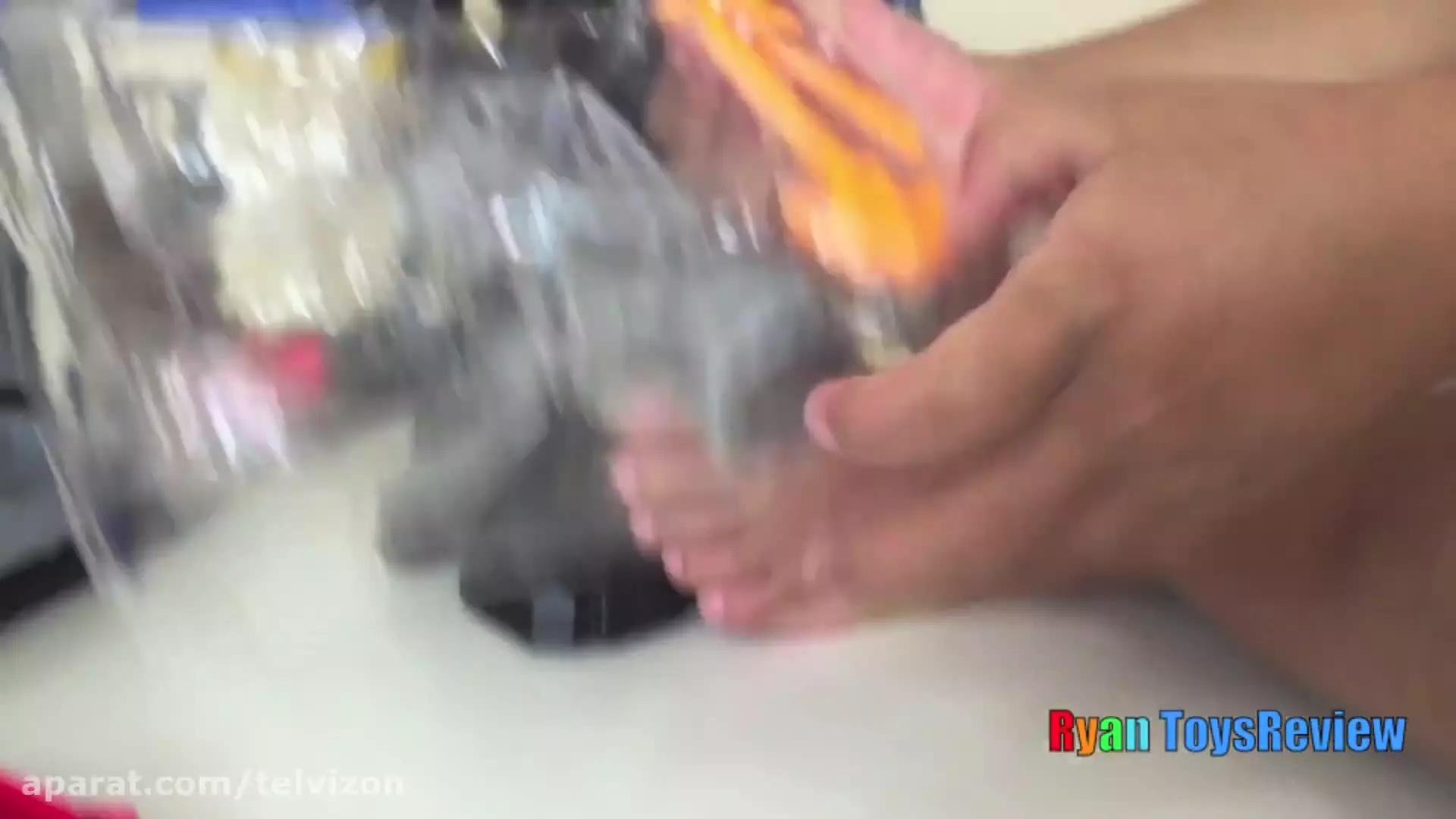 بازی با عروسک های بتمن و سوپرمن | دنیای رایان (قسمت 420)