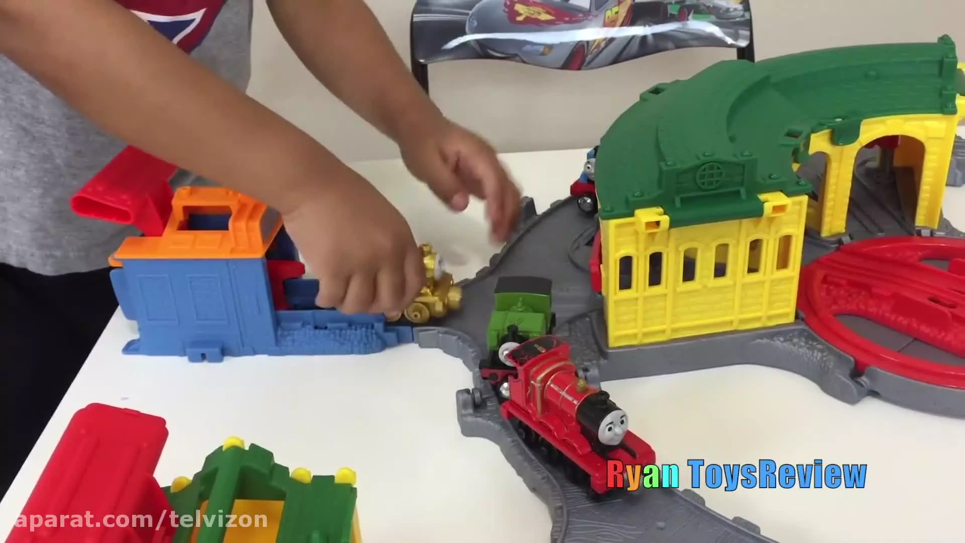 بازی با قطار اسباب بازی | دنیای رایان (قسمت 760)