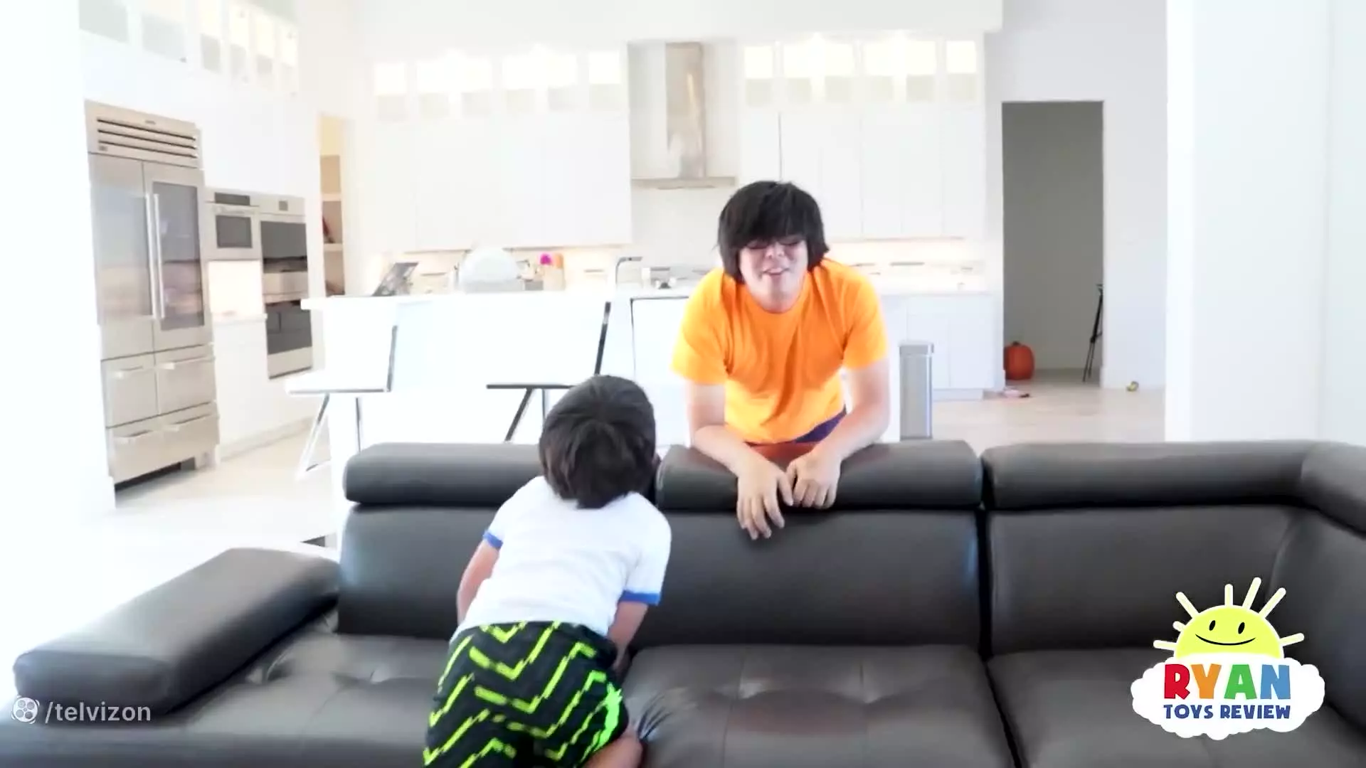 یک ساعت چالش و بازی خانوادگی | دنیای رایان (قسمت 2367)