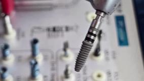 کاشت دندان دائمی اقساطی در تهران توسط دکتر حمید پورصادقی