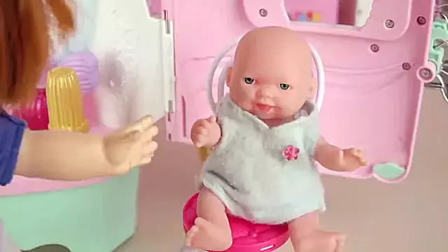 آرایش کردن با عروسک‌ها: دنیای جذاب دخترانه!