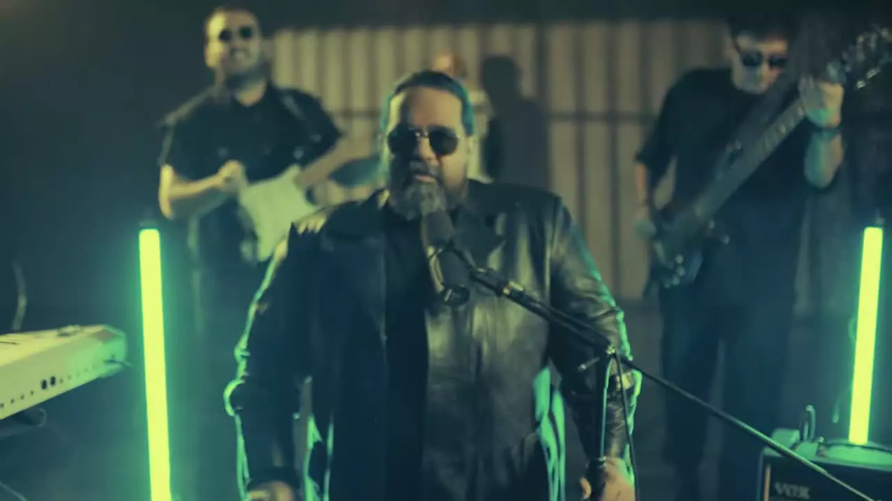 موزیک ویدیوی آهنگ آشوب رضا صادقی